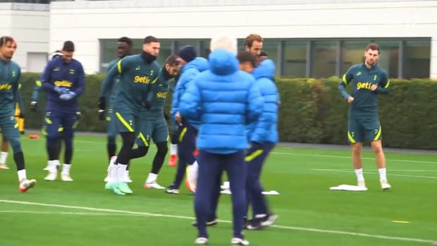 Antonio Conte gets involved in Spurs training